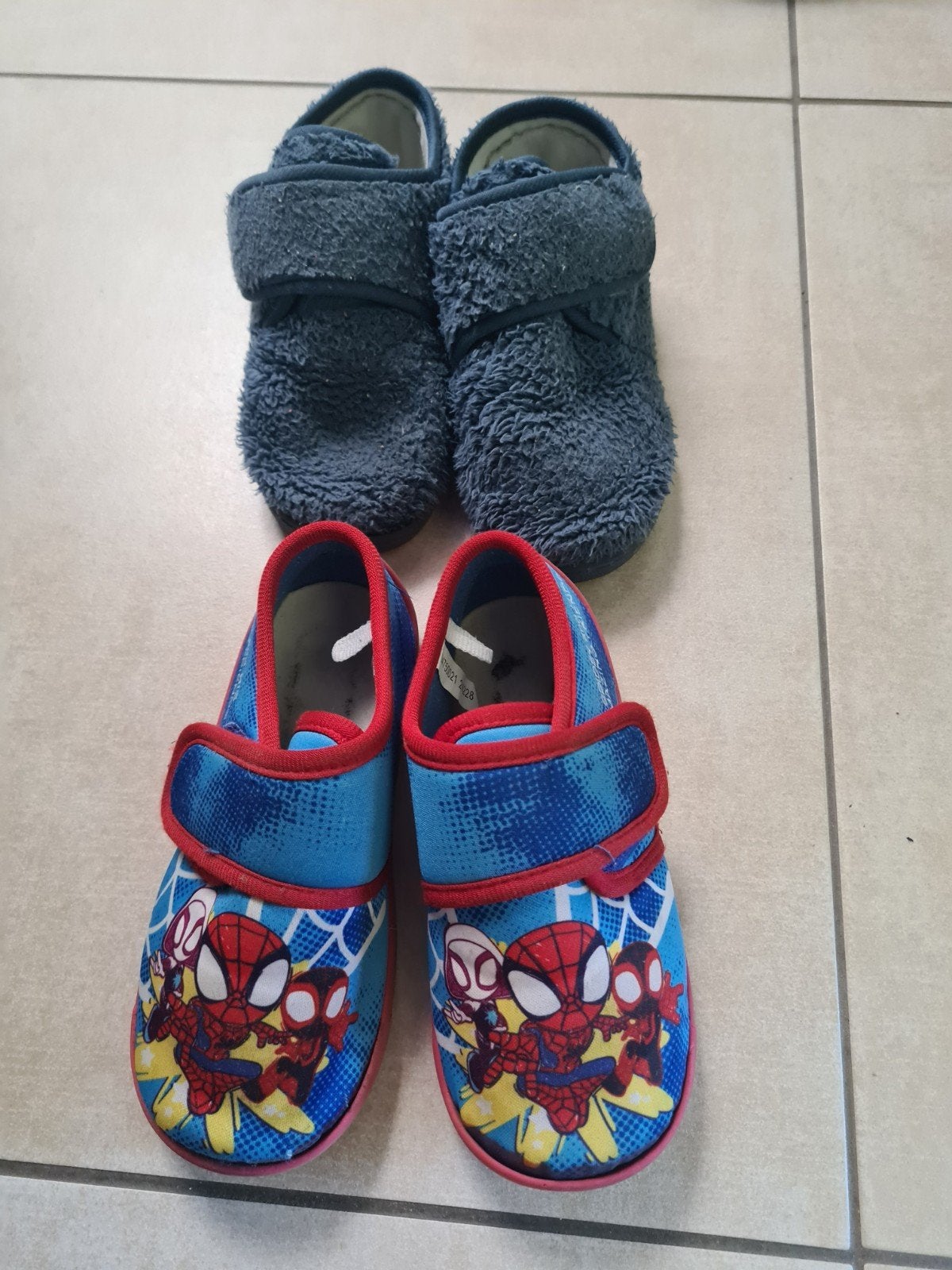 Pantoufles Spider-Man 28. + autre paire., Enlèvement ou Envoi, Pantoufles