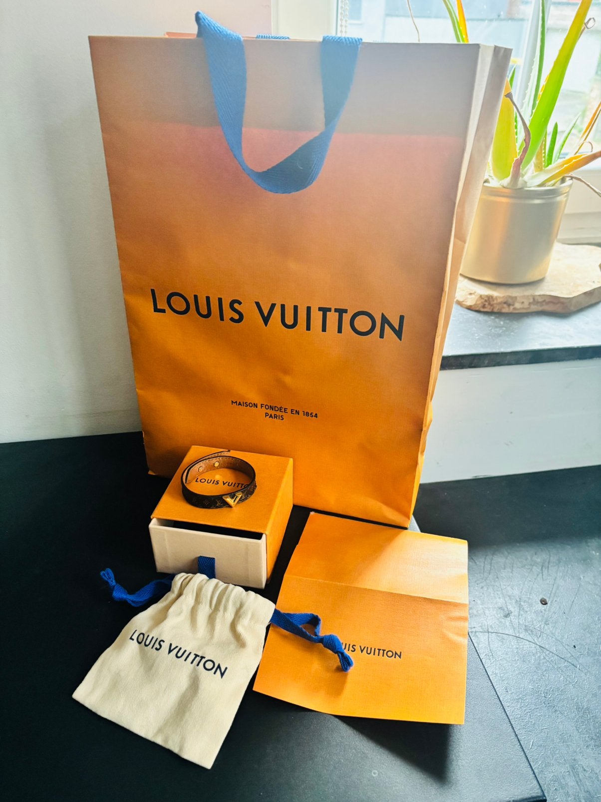 Bracelet Louis Vuitton Essentiel V monogramme., Avec bracelets à breloques ou perles, Brun, Enlèvement, Utilisé