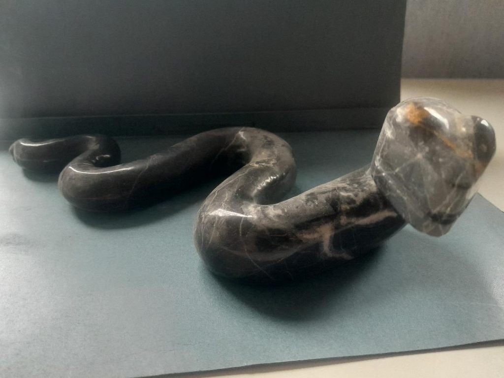 Sculpture de serpent lové en marbre massif, Enlèvement ou Envoi