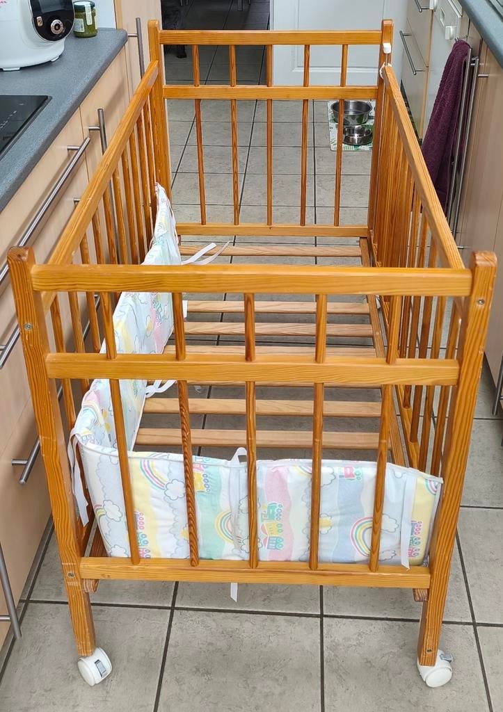 Lit en bois bébé avec réducteur et 1 paire de draps, Enlèvement, Lit