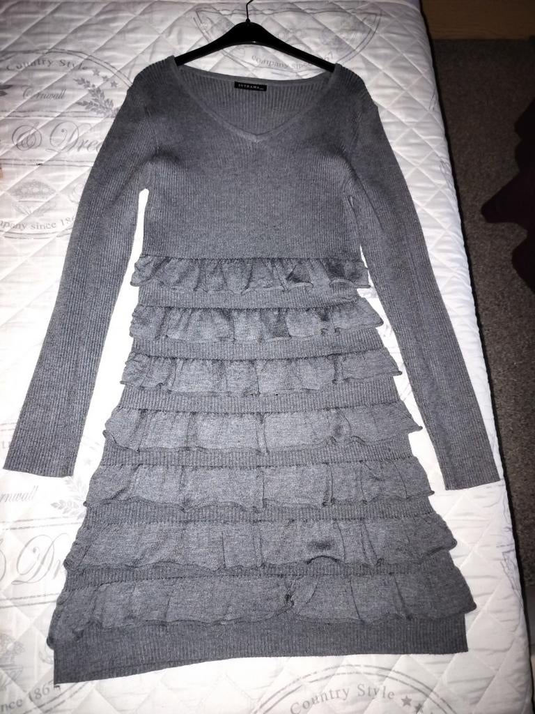 Nieuwe grijze jurk met onderkant in laagjes. Maat M/L., Kleding | Dames, Ophalen
