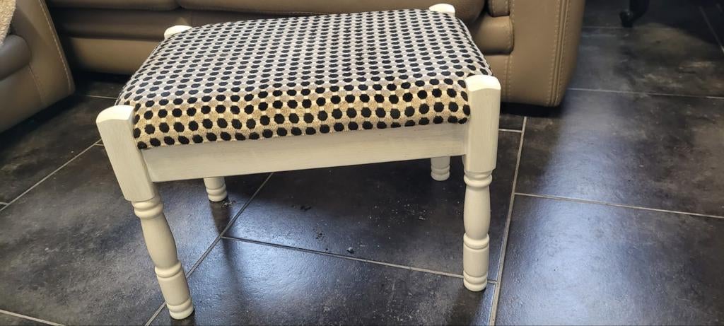 Tabouret /repose pied bois d hêtre patiné, Enlèvement, Tissus