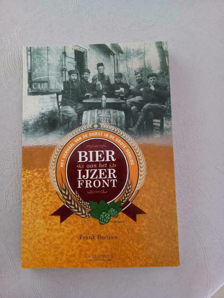 Boek : Bier aan het Ijzerfront, Boeken, Ophalen of Verzenden, Zo goed als nieuw, Frank Becuwe, Voor 1940