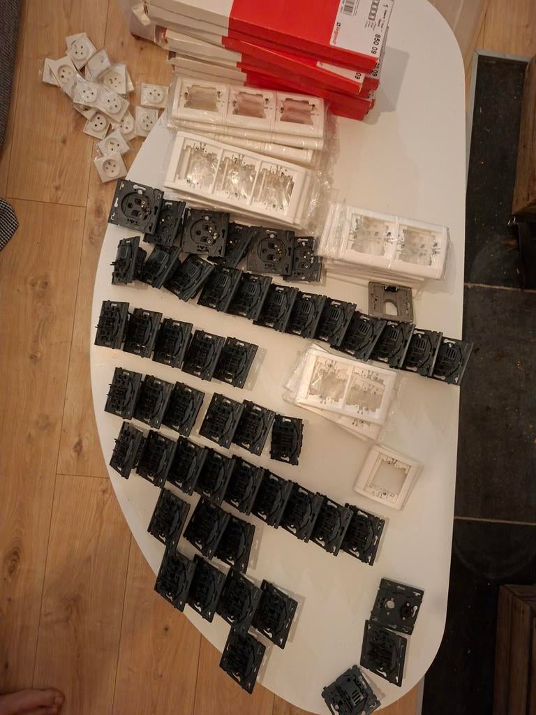 Lot Legrand Sagane Opalis stopcontacten en schakelaars, Doe-het-zelf en Bouw, Elektriciteit en Kabels, Schakelaar, Ophalen of Verzenden