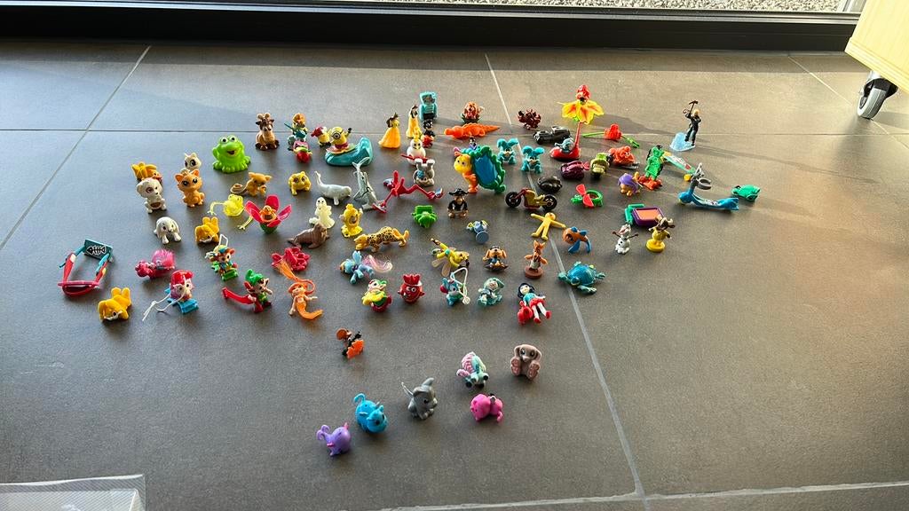 Kinder surprise en andere verzamel figuurtjes, Ophalen, Zo goed als nieuw