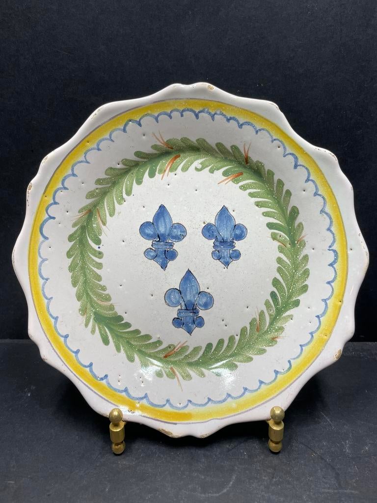 Antiek Aardewerk Bord – Handbeschilderd – Fleur-de-Lis, Ophalen