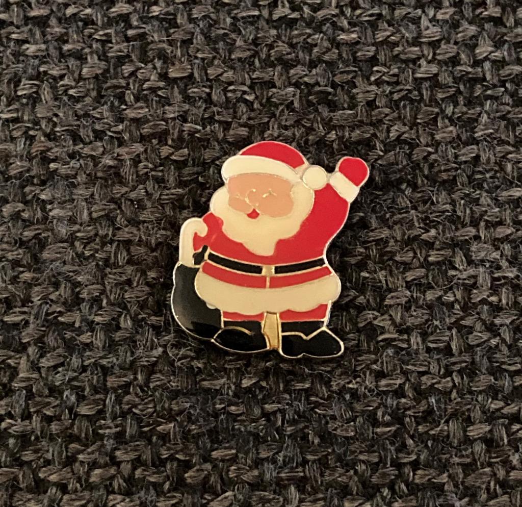 PIN - KERSTMAN - KERSTMIS - SANTA CLAUS - PERE NOËL, Verzamelen, Verzenden, Gebruikt, Figuurtje, Speldje of Pin