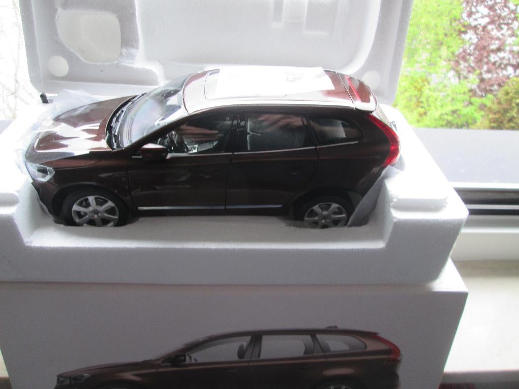 1:18 2015 Volvo XC 60 SUV braunm, Ophalen of Verzenden, Zo goed als nieuw, Auto, Overige merken