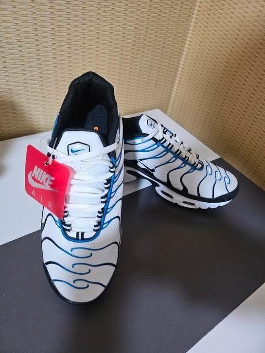 Nike Tn 41 neuf jamais porté avec boîte, Nike, Nieuw, Ophalen of Verzenden, Sneakers