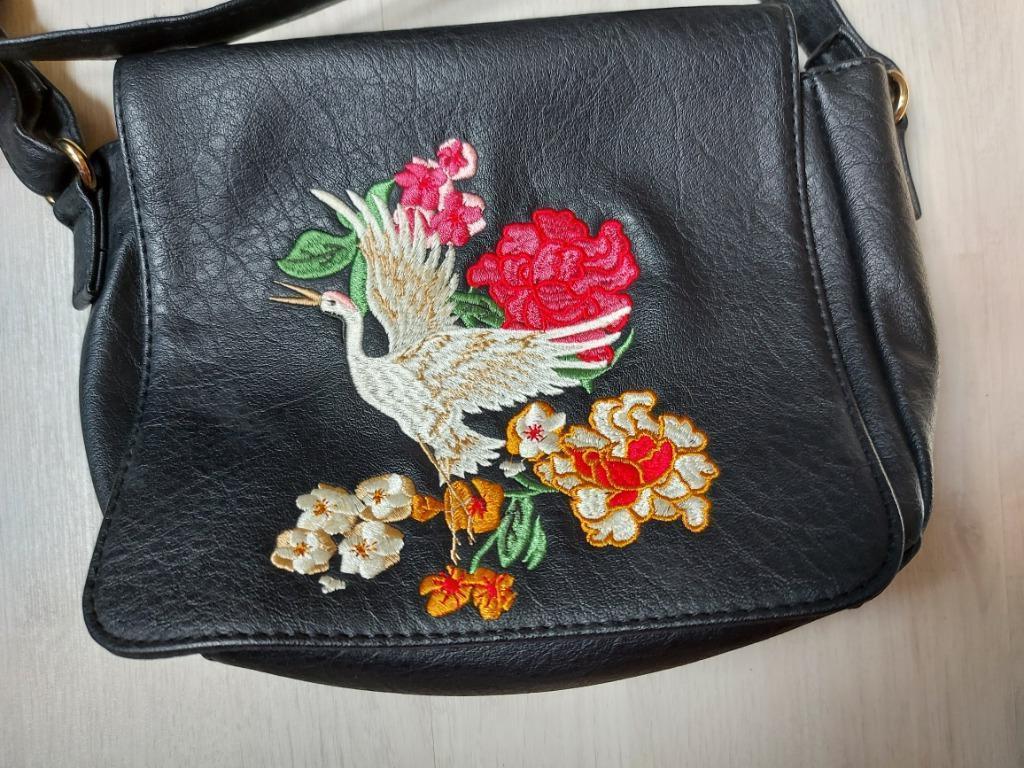 Kleine handtas met kraanvogel print, Handtassen en Accessoires, Tassen | Damestassen, Zo goed als nieuw, Handtas, Zwart, Ophalen of Verzenden