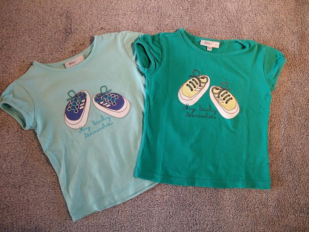 T-shirt met schoenenprint maat 104, Kinderen en Baby's, Kinderkleding | Maat 104, Ophalen, Jongen of Meisje, JBC, Zo goed als nieuw