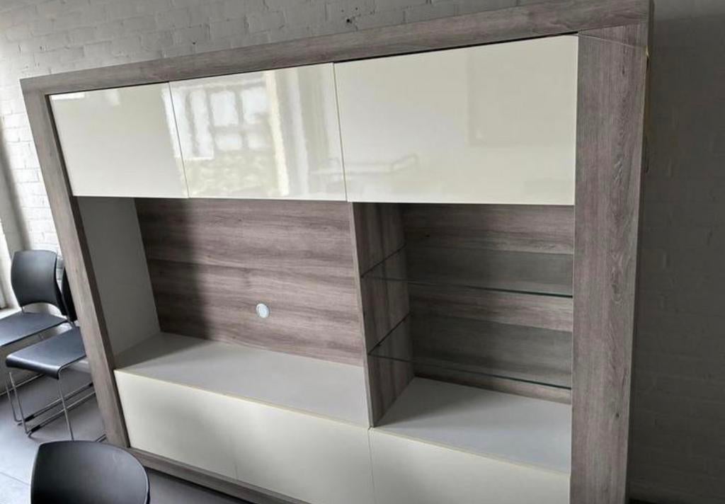 . TV Meubel , vitrinekast , wit gelakt, glazen leggers,, Verre, 150 à 200 cm, Comme neuf, Modern