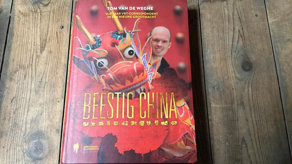 Tom Van de Weghe - Beestig China, Ophalen of Verzenden, Zo goed als nieuw, Tom Van de Weghe
