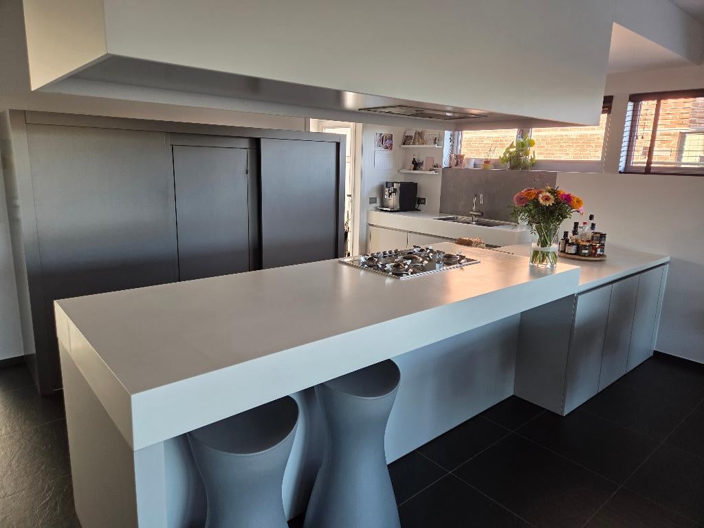 Moderne strakke keuken, Synthétique, Gris, Sans poignée, Comme neuf