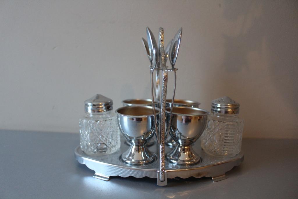 Ensemble de coquetiers avec salière et poivrière et cuillère, Enlèvement ou Envoi, Comme neuf, Autres types, Autres matériaux
