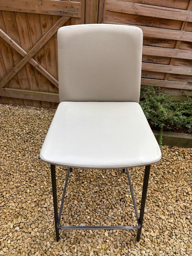 2 hoge stoelen, Huis en Inrichting, Stoelen, Ophalen, Twee, Leer, Zo goed als nieuw