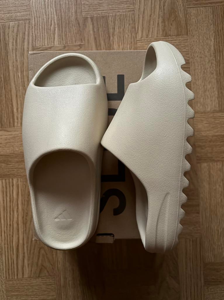 Yeezy Slide Bone - 43, Slippers, Nieuw, Ophalen of Verzenden, Adidas Yeezy