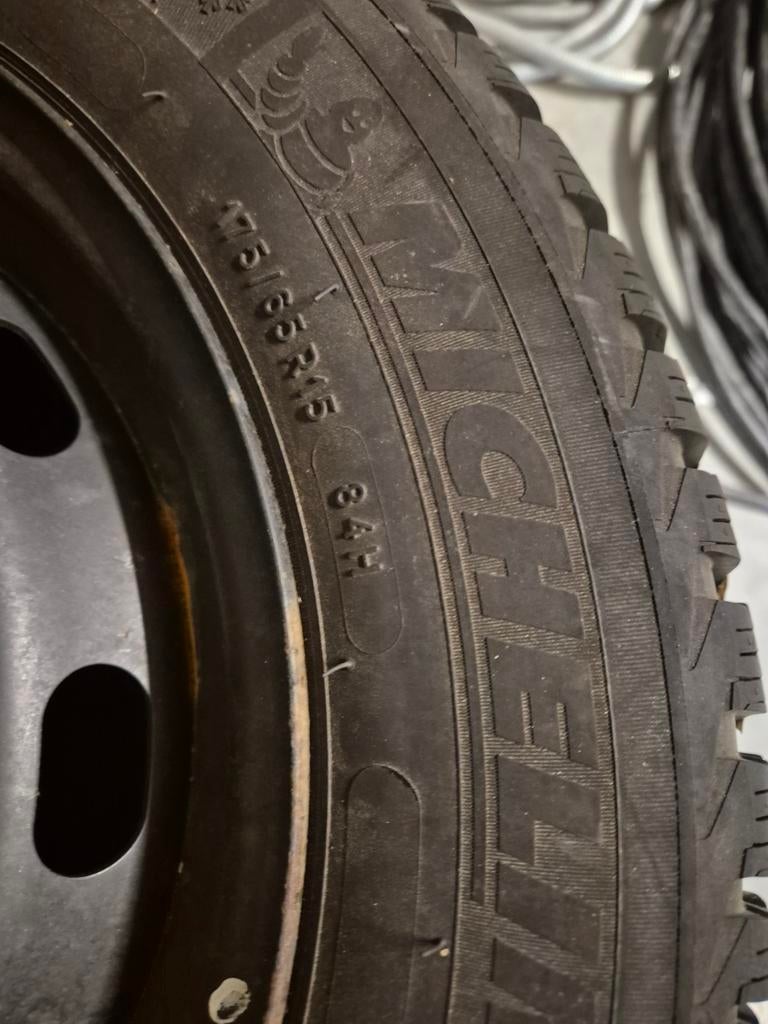 Pneus d'hiver Michelin de 15 po sur jante en acier noire, Enlèvement