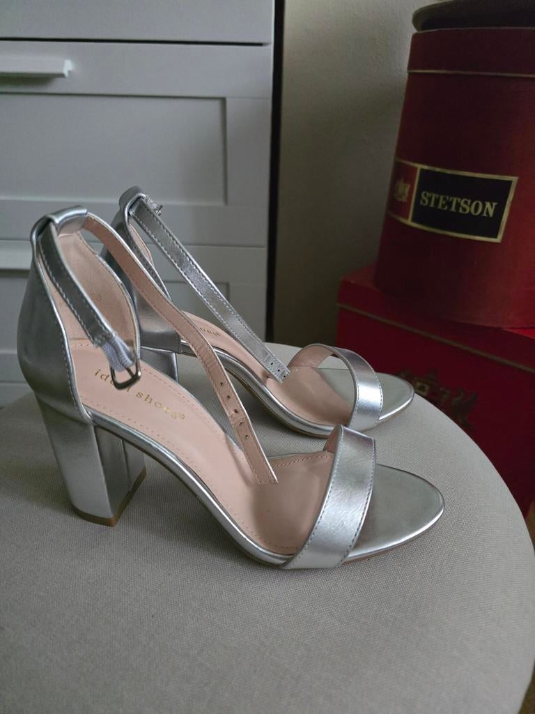 Chaussures argentées, Enlèvement