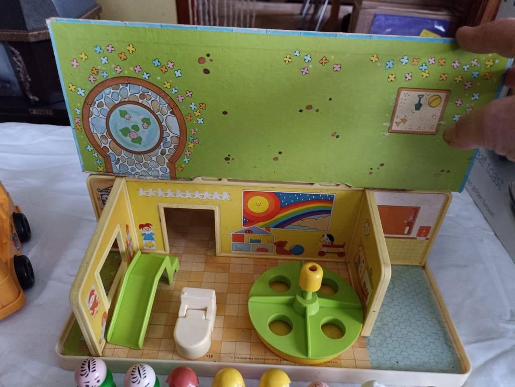 Fisher Price klein huis met een paar gebruiksvoorwerpen en 3, Kinderen en Baby's, Speelgoed | Poppenhuizen, Ophalen of Verzenden