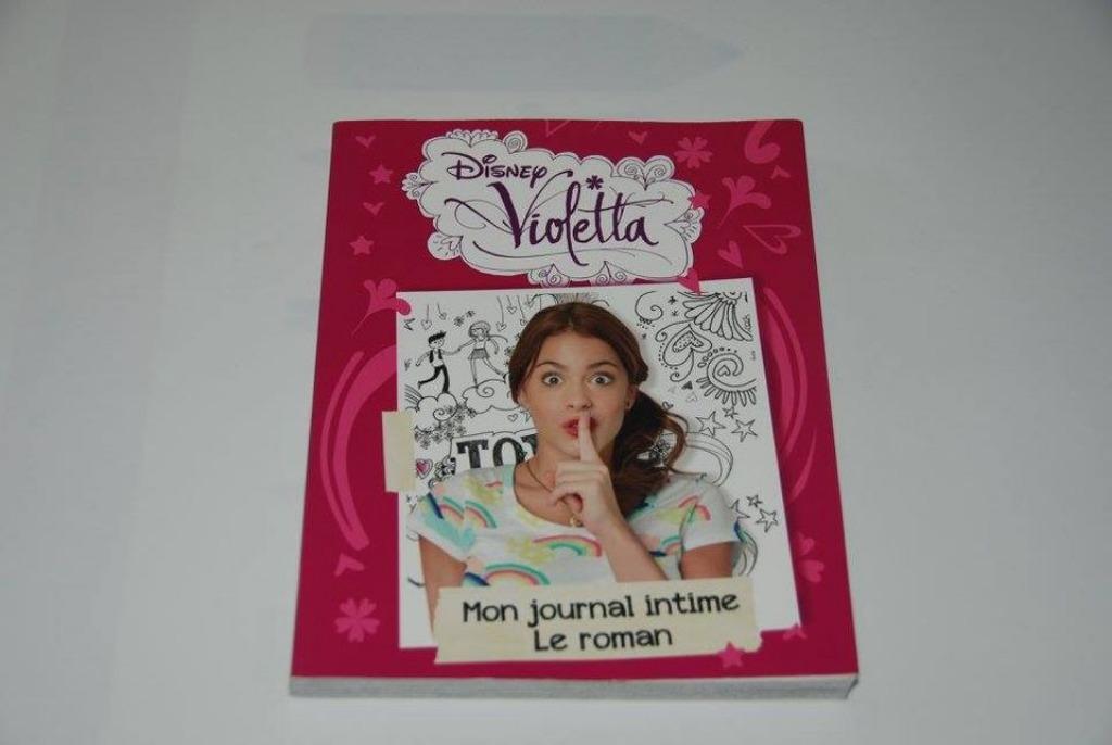 Lot de Livres Violetta - coussin - plumier - casque, Enlèvement ou Envoi, Comme neuf, Garçon ou Fille