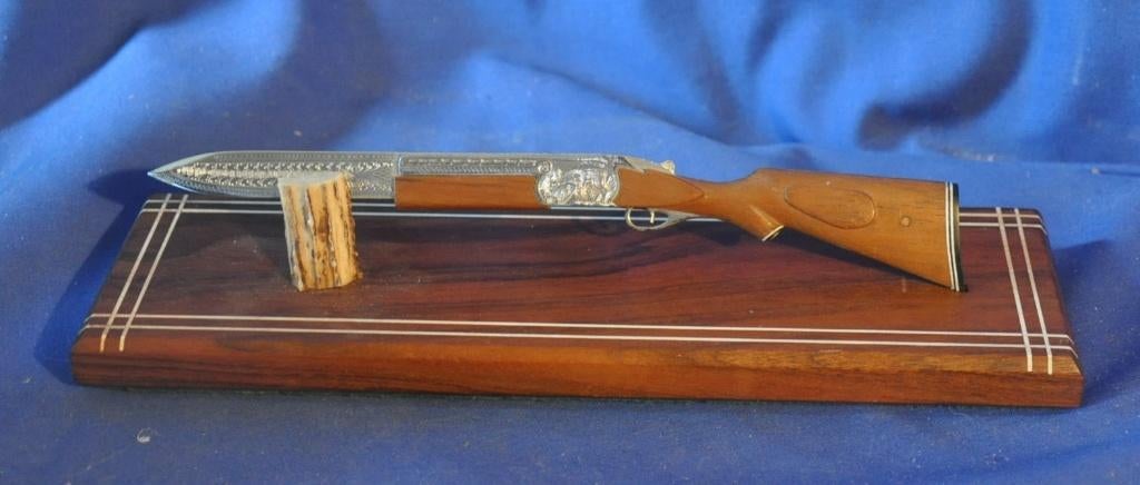 ouvre lettre de bureau sur socle forme imitation fusil, Antiquités & Art, Enlèvement ou Envoi