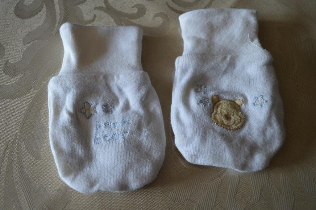 Babywantjes Pooh bear beige, Kinderen en Baby's, Babykleding | Mutsen, Sjaals en Wanten, Gebruikt, Jongetje of Meisje, Wanten