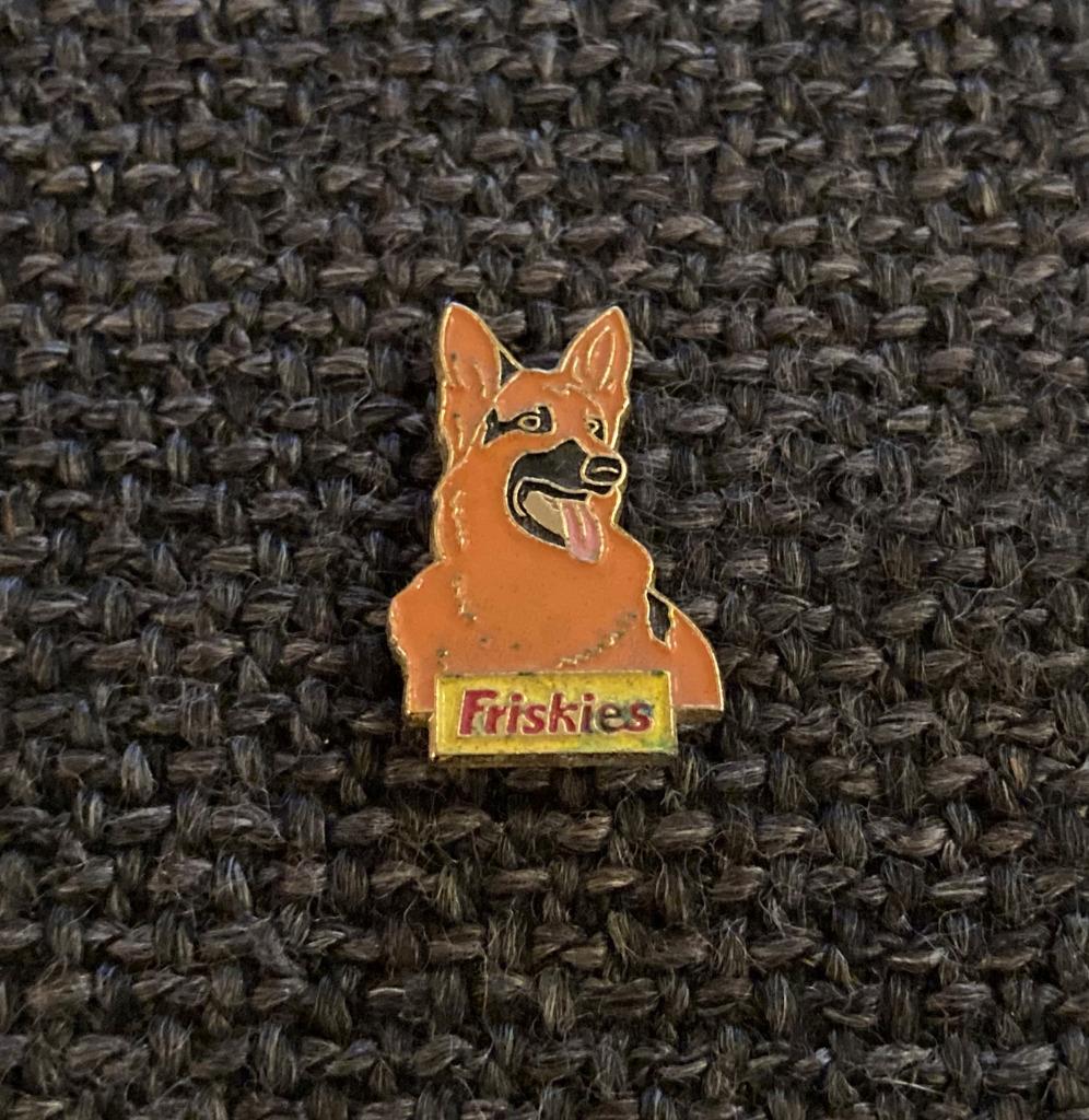 PIN - FRISKIES - HOND - CHIEN - DOG, Verzenden, Gebruikt, Dier of Natuur, Speldje of Pin
