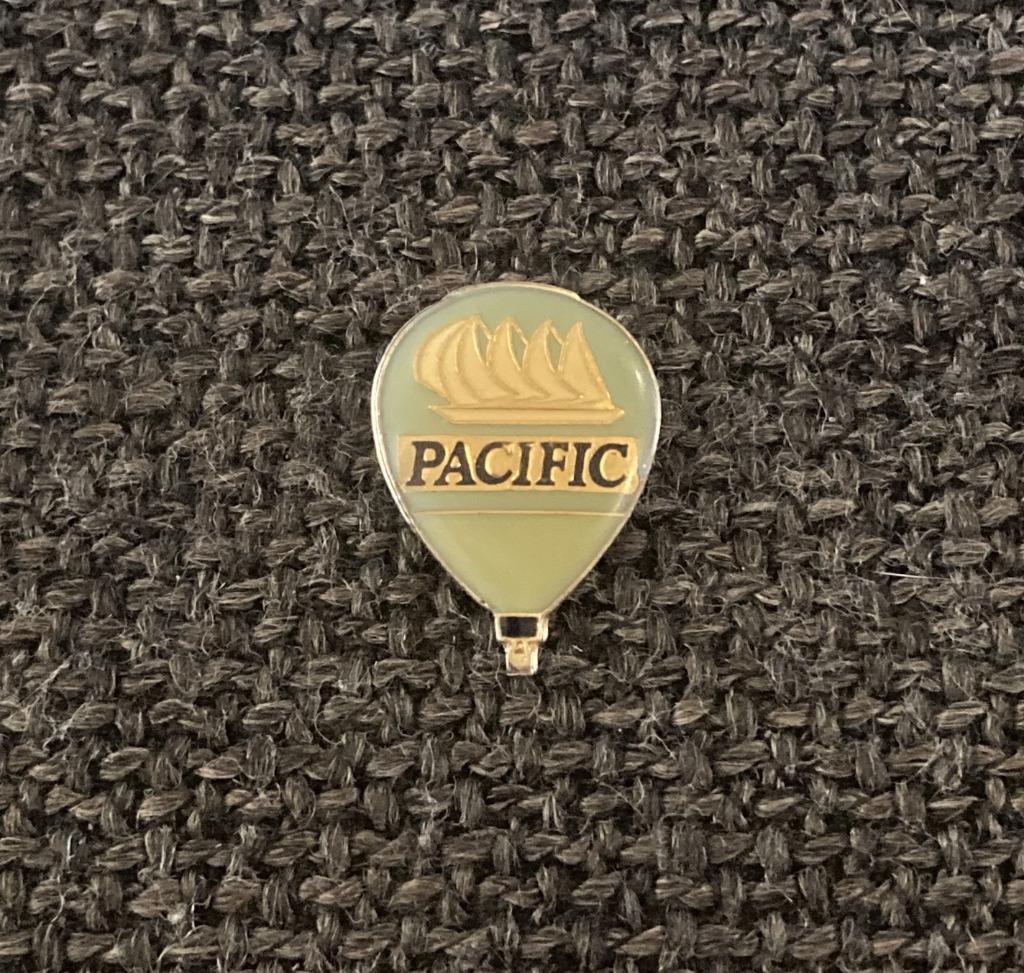PIN - PACIFIC - LUCHTBALLON - MONTGOLFIÈRE, Verzenden, Gebruikt, Overige onderwerpen, Speldje of Pin