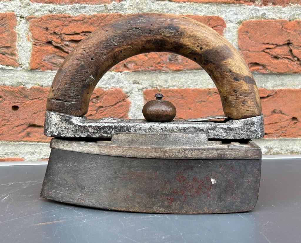 Antiek Strijkijzer, staal, hout, Antiek en Kunst, Ophalen of Verzenden