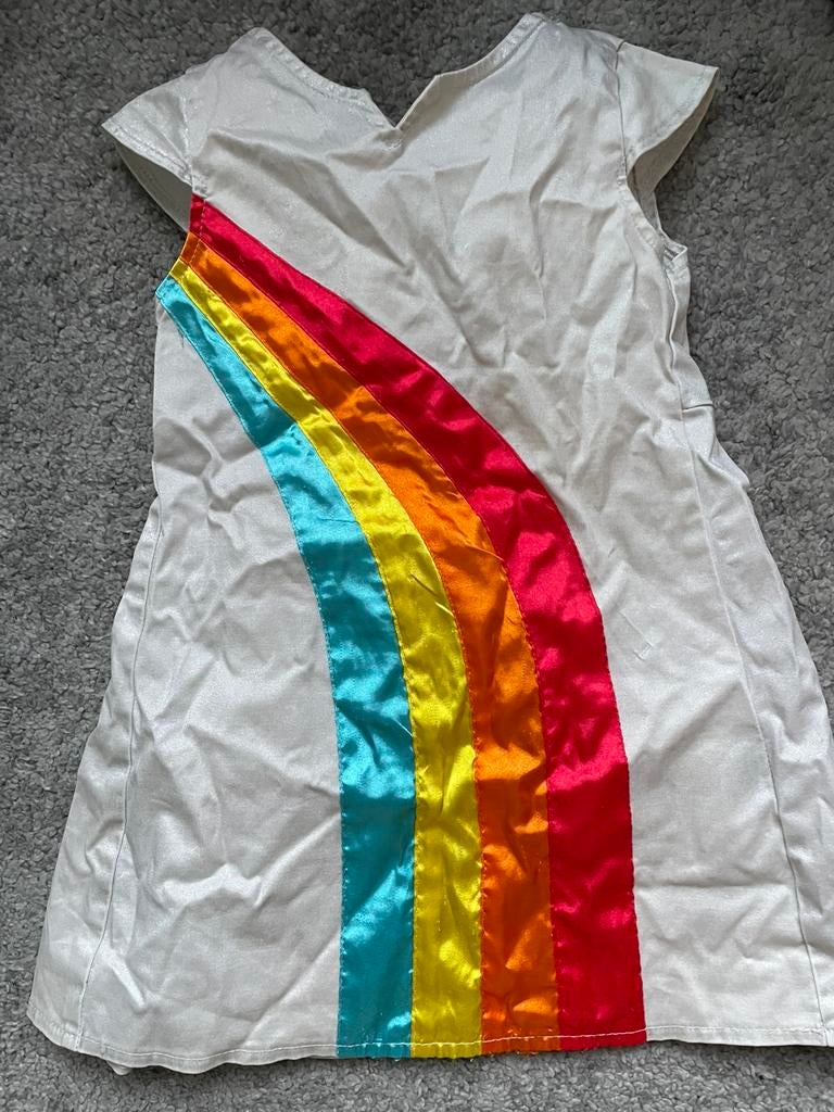 Regenboogkleedje K3 - maat 104, Ophalen, Gebruikt, 104 of kleiner