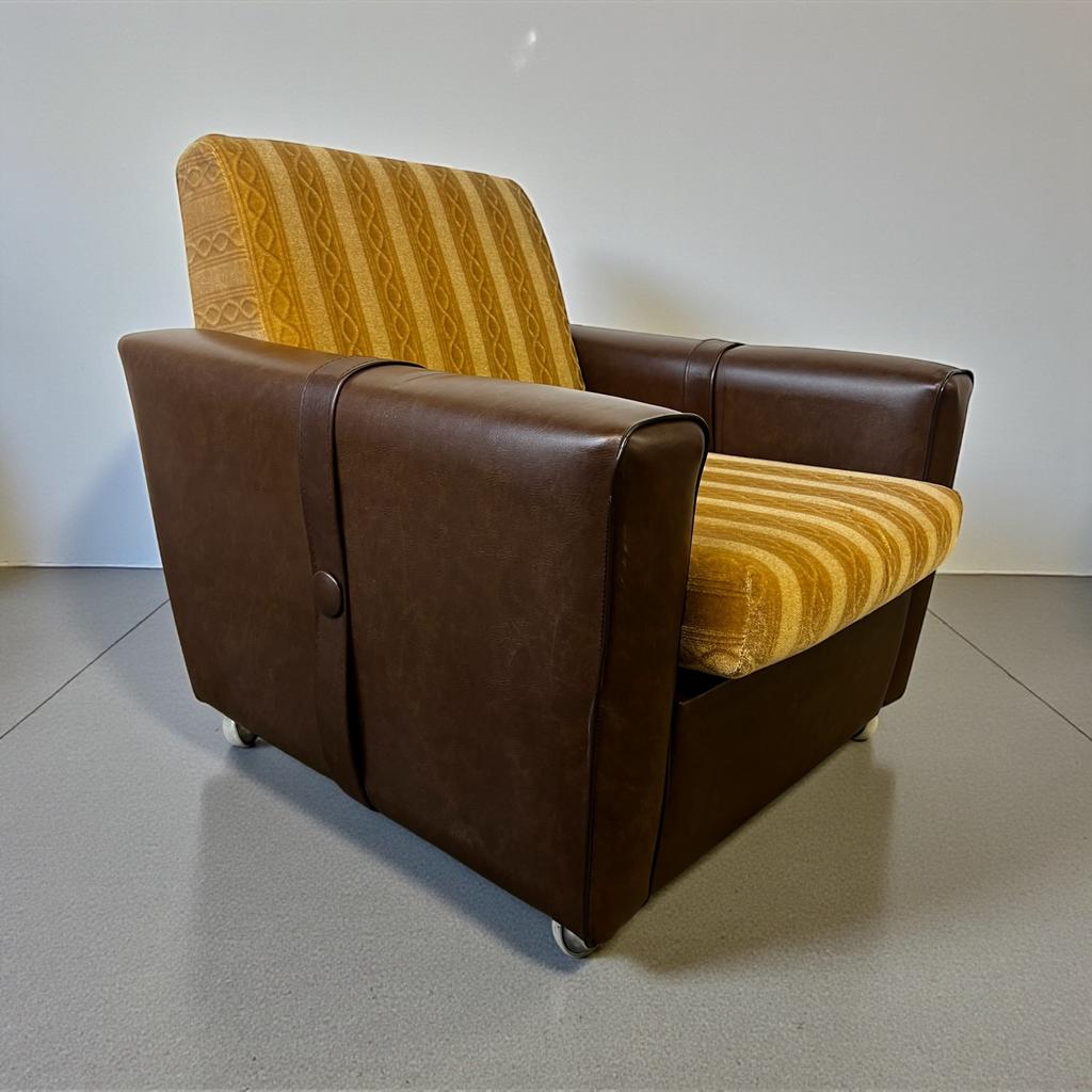Vintage bruin / okergele fauteuil / eenzit op wieltjes, Antiek en Kunst, Ophalen of Verzenden