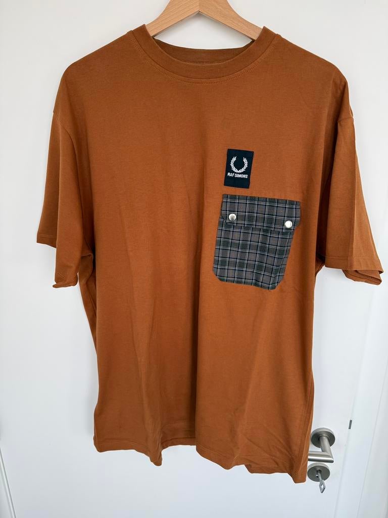 Fred Perry X Raf Simons Pocket Detail T-shirt Caramel 40, Vêtements | Hommes, T-shirts, Porté, Taille 52/54 (L), Orange, Enlèvement ou Envoi