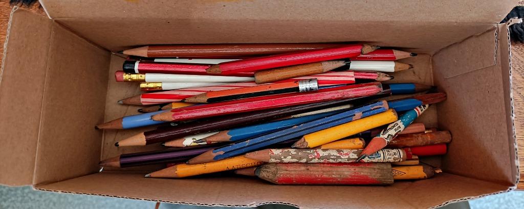 Trentaine de crayons avec mine de graphite + boîte en carton, Envoi, Utilisé