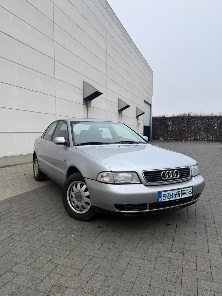 Inspection de l'Audi A4 1.6 Vvk, Euro 2, Argent ou Gris, Boîte manuelle, 5 portes