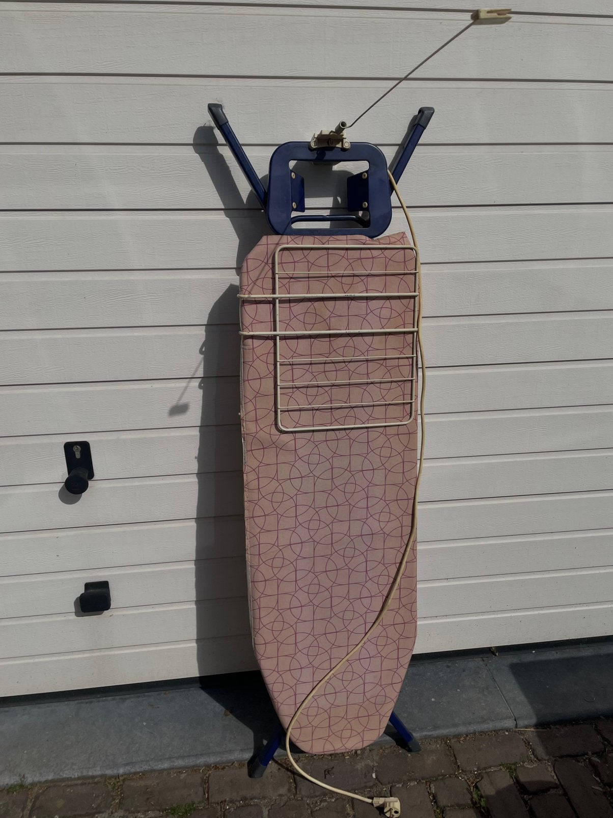 Planche à repasser avec porte-cordon en parfait état, Enlèvement, Comme neuf, Fer à repasser avec cordon