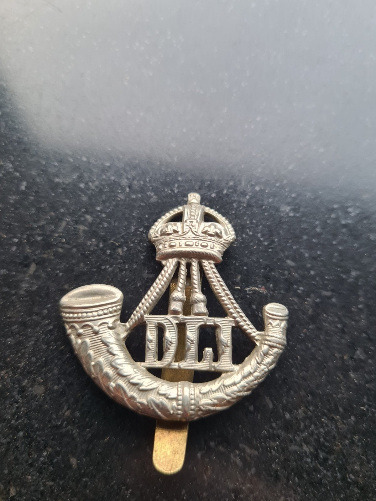 pet-embleem (cap badge) van de Durham Light Infantry (DLI),, Verzamelen, Ophalen