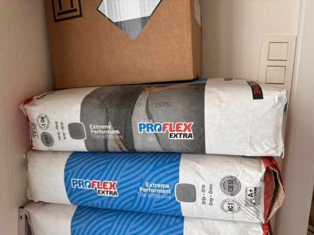 Tegellijm Tilestone Proflex grijs (14 zakken van 15 kg), Ophalen