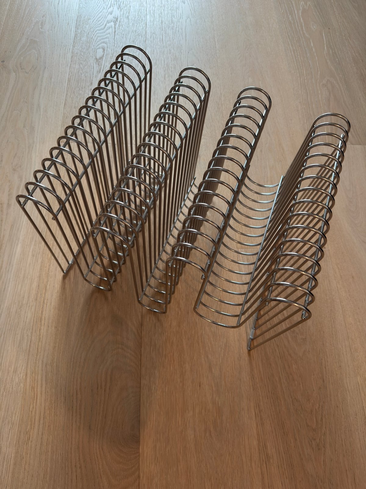 AYTM Curva Magazine Holder - Chroom - Nieuw - Originele doos, Huis en Inrichting, Woonaccessoires | Krantenbakken en Lectuurbakken