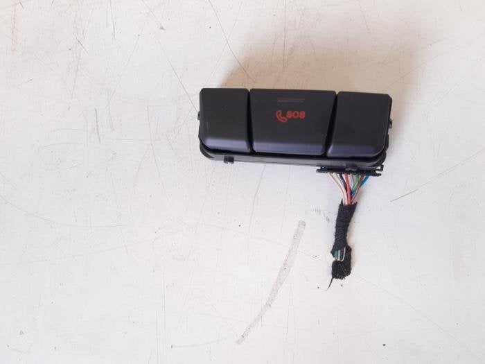 Bouton SOS d'un Mercedes CLA, 3 mois de garantie, Utilisé, -, -