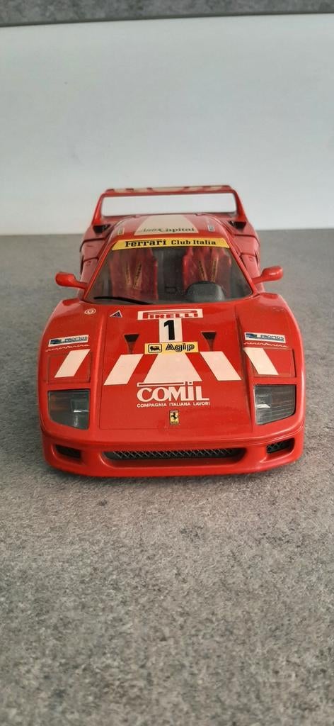 Ferrari F40
(1987) met belettering nr 1.
(1:18)., Ophalen