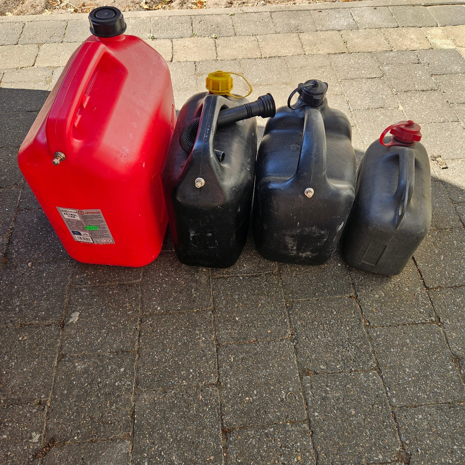 4 jerrycans,  speciaal voor brandstof zoals diesel en bezine, Ophalen