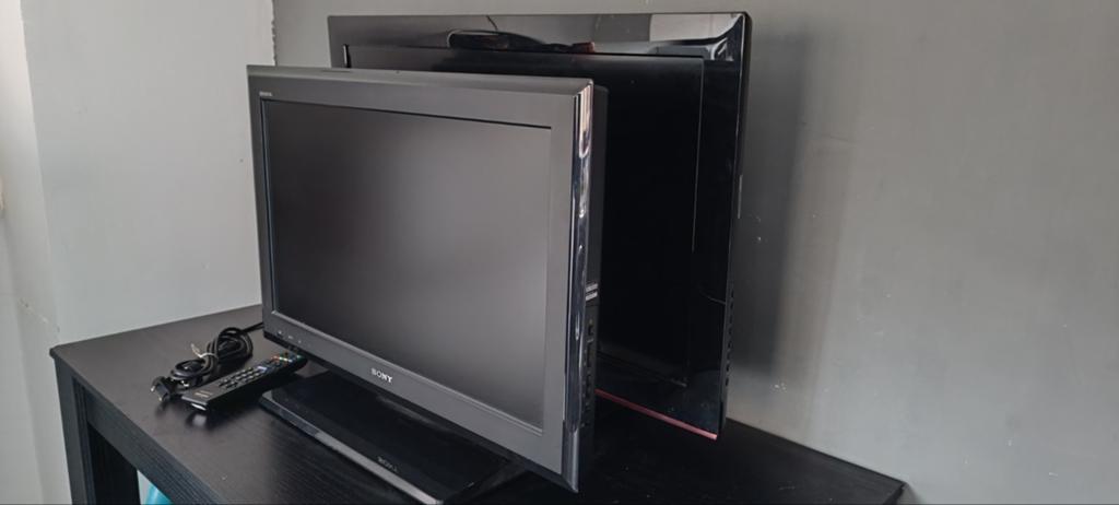 2 flatscreens van Sony en LG, LG