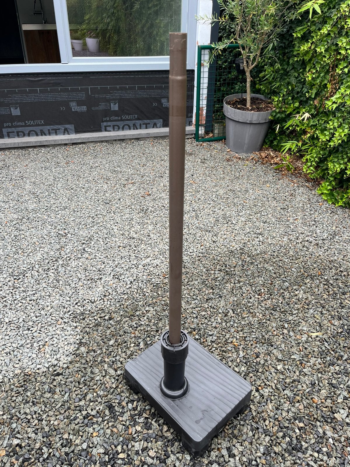 Parasol beige met voet bruin, Tuin en Terras, Ophalen, Zo goed als nieuw