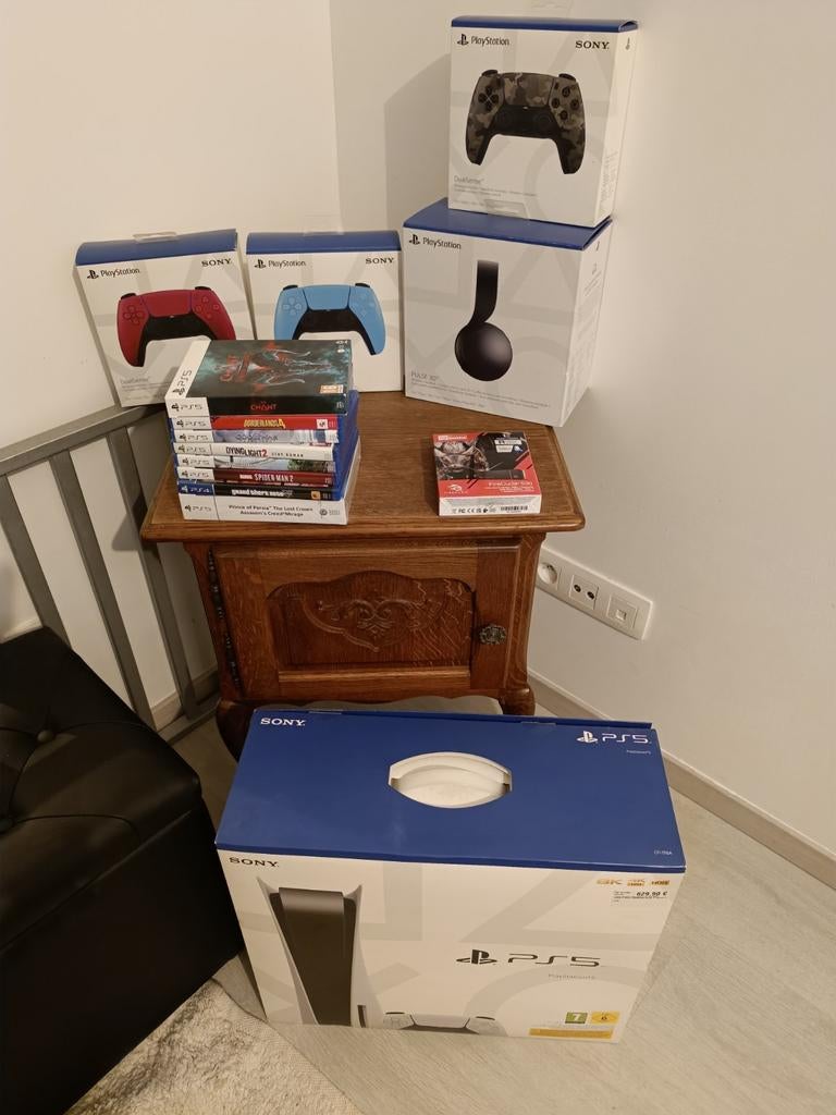 PlayStation 5 avec SSD 1tb , 8 jeux , casque et 3 manette