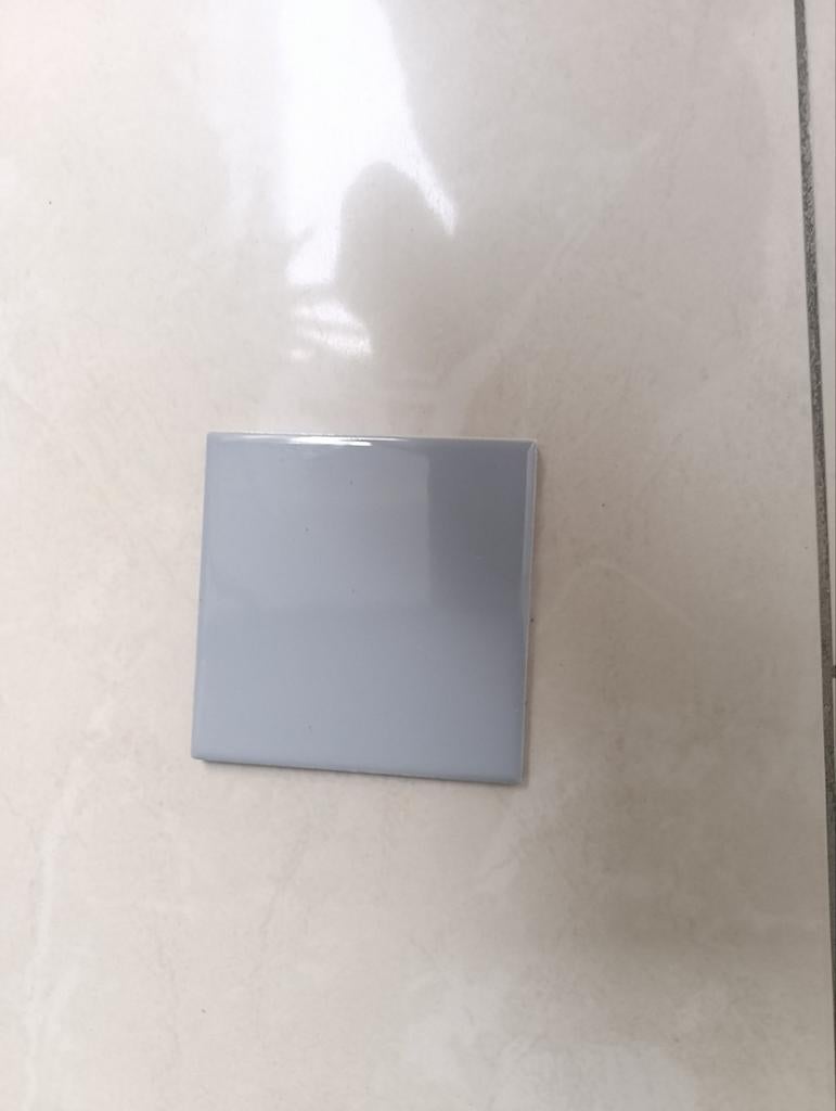 Carrelages 10 cm sur 10 cm gris - crédence