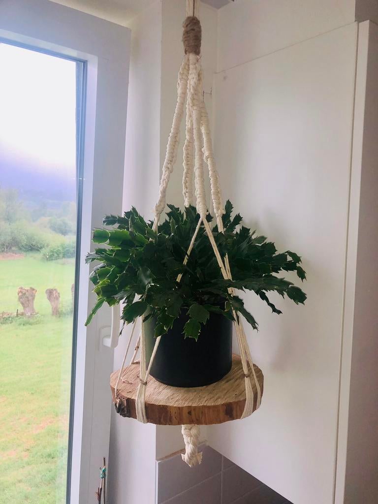handmade flower hanger with a wooden base, Envoi