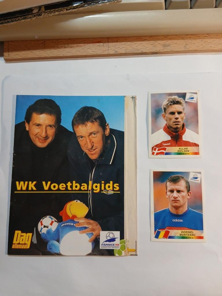WK voetbalgids '98 en 2 stickers panini, Enlèvement ou Envoi