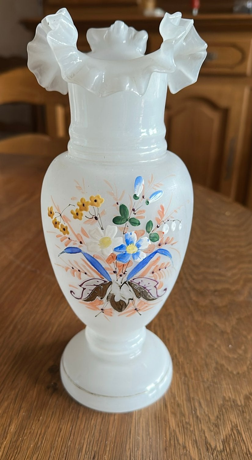 vase est en opaline blanche, Enlèvement