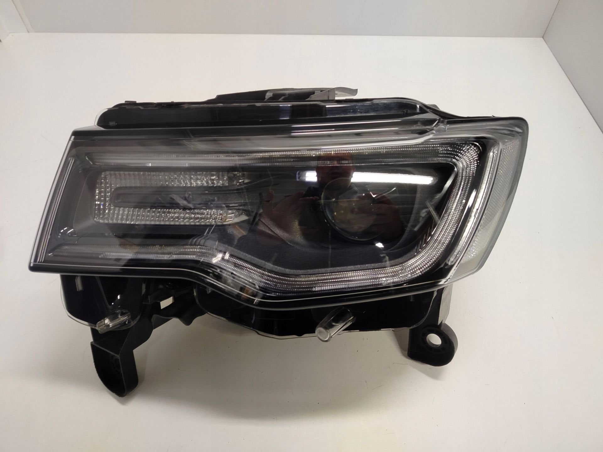 Jeep Grand Cherokee Wk2 SRT Achterlicht Links Jeep, Gebruikt, Stellantis N.V., Info@stellantis.com, Taurusavenue 1
2132 LS  Hoofddorp, NL
